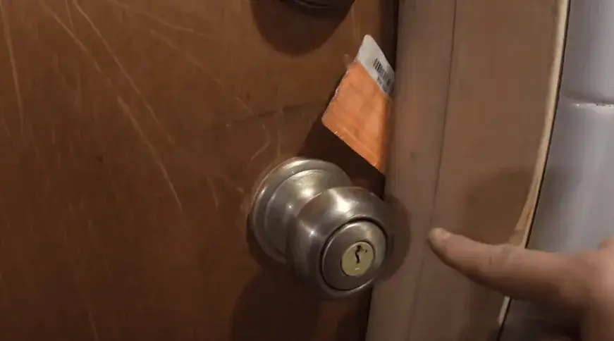 Jak otworzyć zamek bez klucza w szafce - skuteczne metody i porady