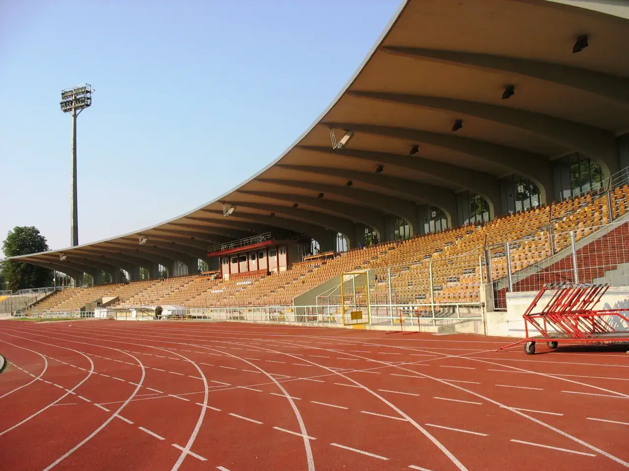 Stadion lekkoatletyczny z bieżnią i trybunami. Jedno okrążenie stadionu lekkoatletycznego ma 400 metrów.