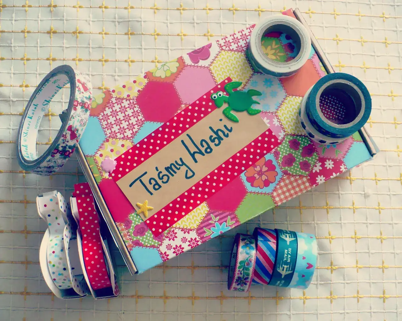 Zapisz instrukcję jak ozdobić pudełko na prezent w prosty sposób