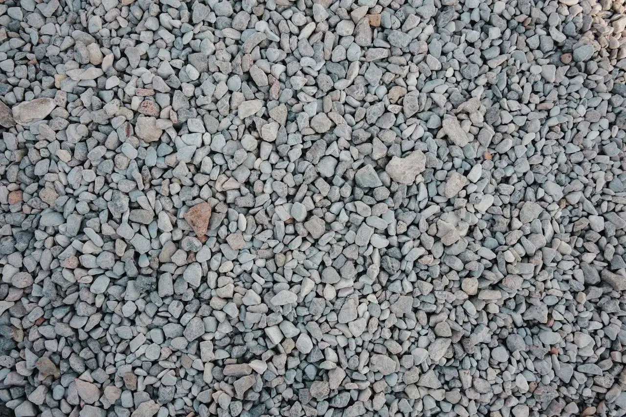Mnóstwo szarego żwiru, idealnego na podjazd. Zastanawiasz się, ile kosztuje żwir?