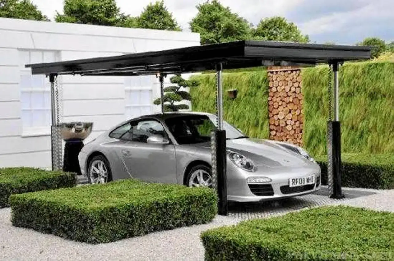 Srebrne Porsche pod nowoczesną wiatą, która może być częścią domu z garażem podziemnym.