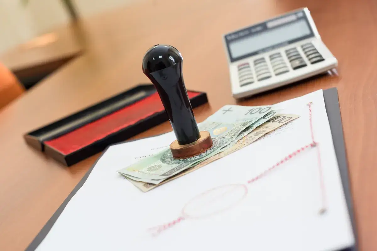 Ile kosztuje notariusz przy kupnie mieszkania? Sprawdź ukryte opłaty