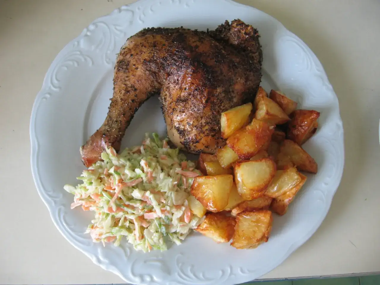 Udka z kurczaka i ziemniaki z blachy: jak upiec perfekcyjny obiad?