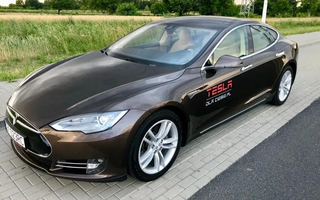 Ile przejedzie Tesla? Zasięg różnych modeli w trudnych warunkach
