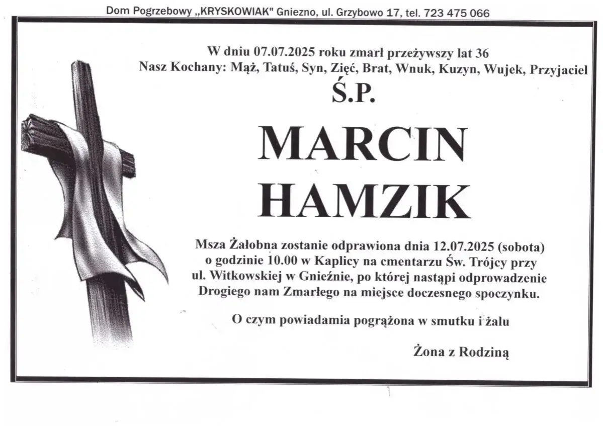 Czarno-biały rysunek krzyża z draperią i nekrologiem Marcina Hamzika.
