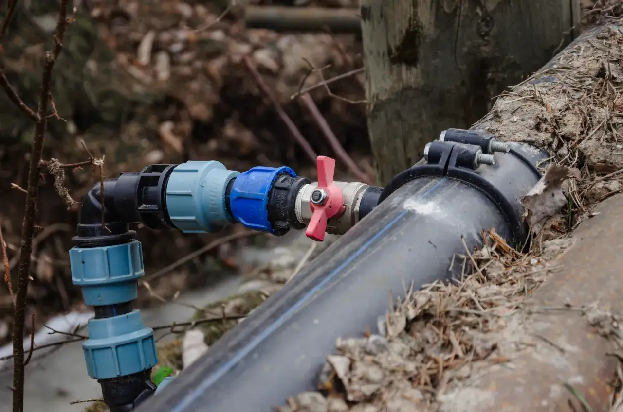 Zawór i złączki przyłącza wody. Zastanawiasz się, ile kosztuje projekt przyłącza wody?