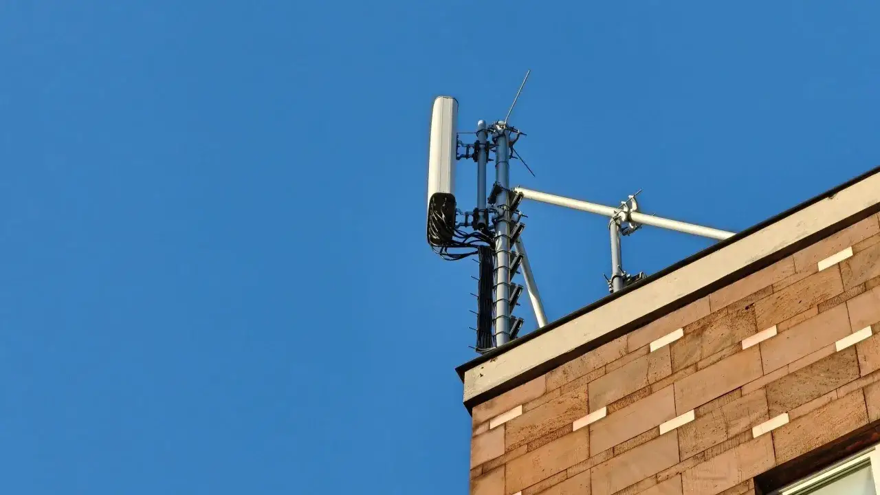 Antena na dachu budynku, zapewniająca najlepszy internet mobilny.