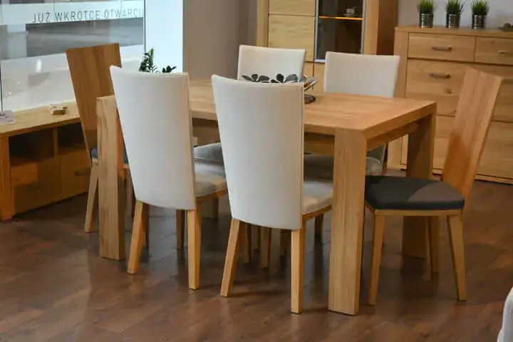 Ile miejsca na osobę przy stole? Oto wymiary, które musisz znać