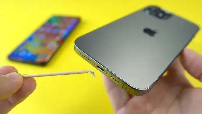 Jak wyczyścić wejście na ładowarkę w telefonie