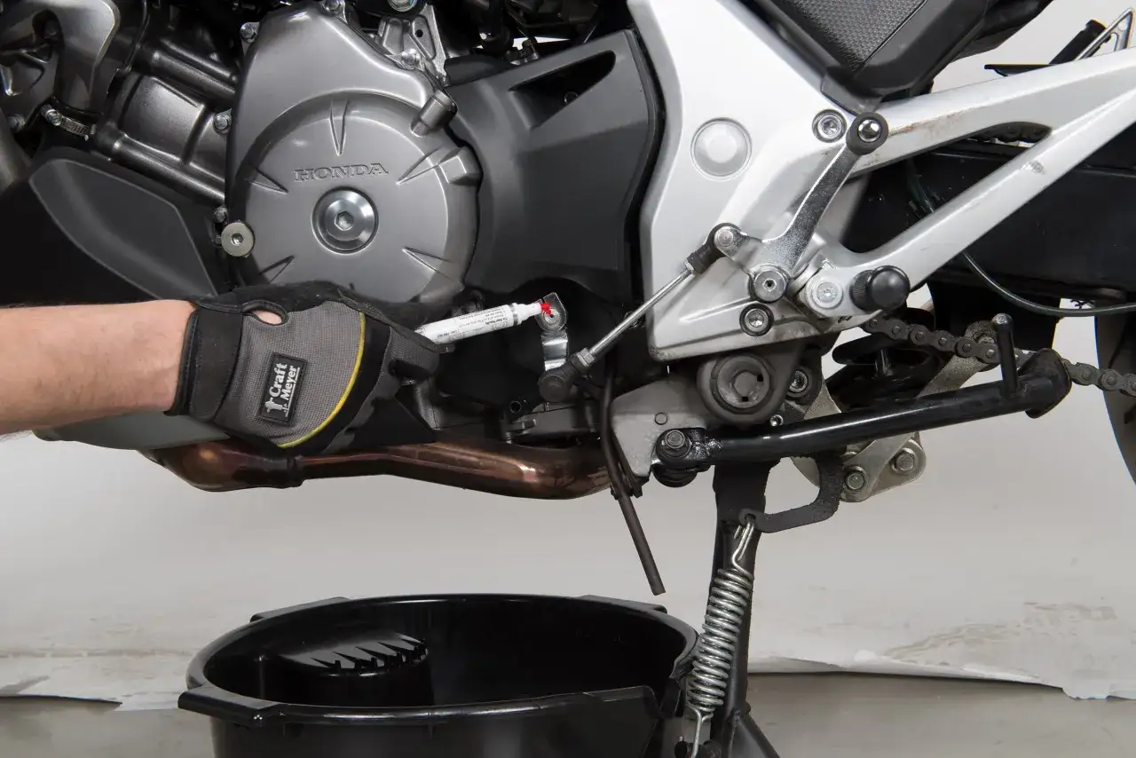 Czym czyścić łańcuch motocyklowy, aby uniknąć uszkodzeń o-ringów?