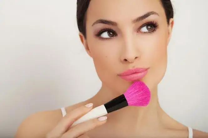 Jak zakryć pryszcze: skuteczne sposoby na idealny makijaż