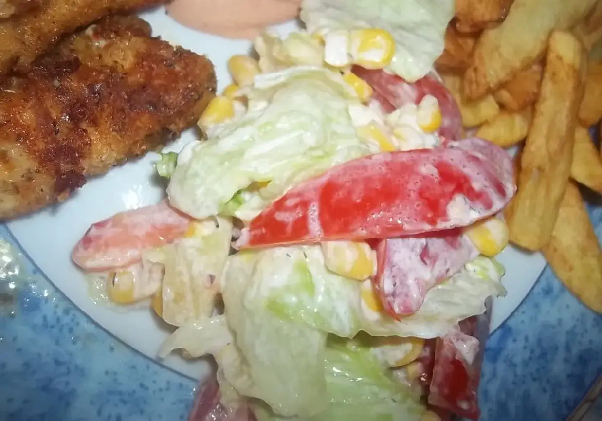 Jakie surówki do frytek? Odkryj najlepsze przepisy!