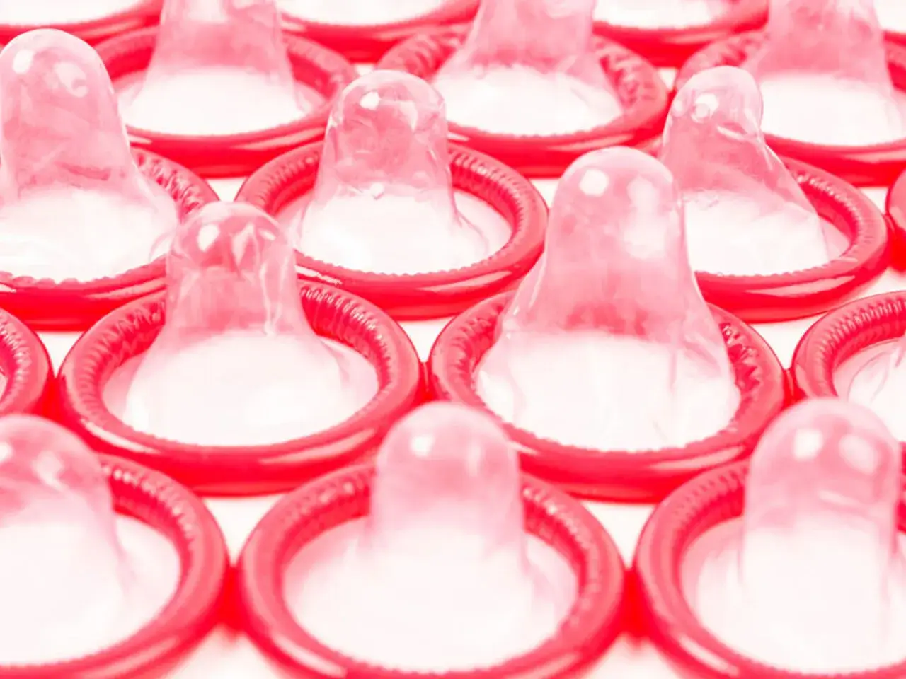 Mnóstwo różowych prezerwatyw, gotowych na szaloną noc.