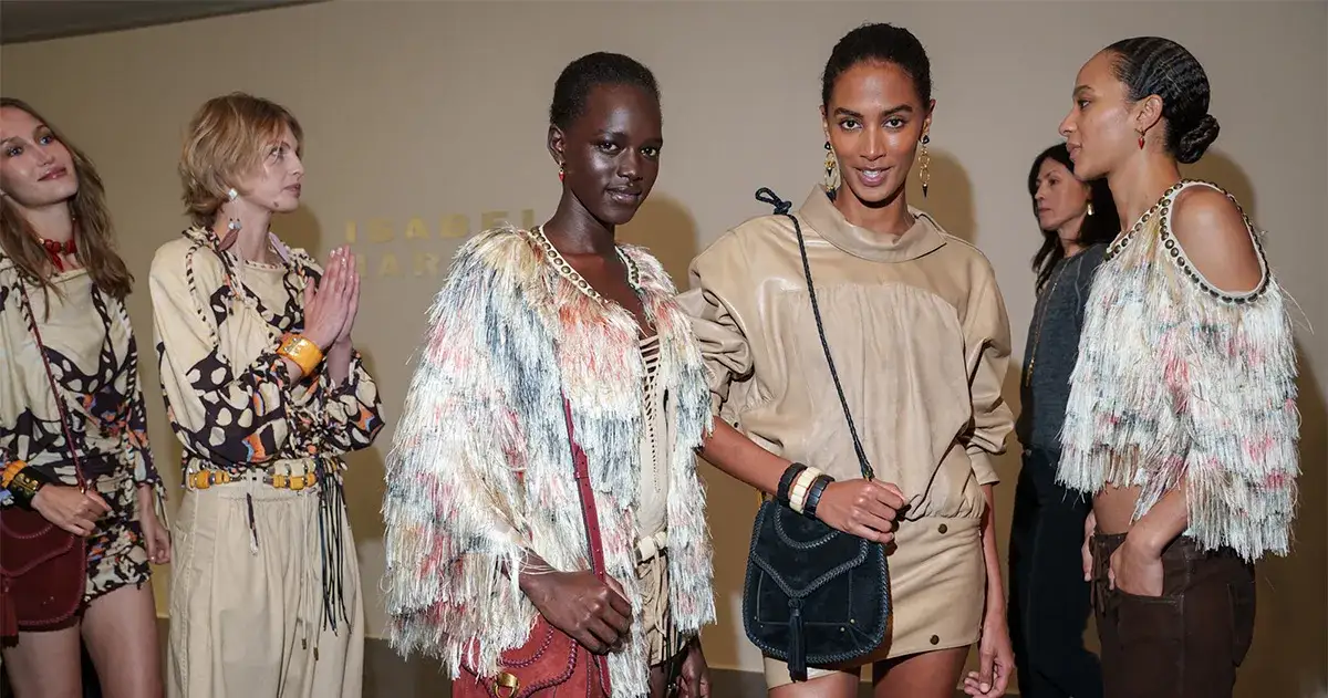 Jakie bluzki modne w tym sezonie - trendy, które musisz znać