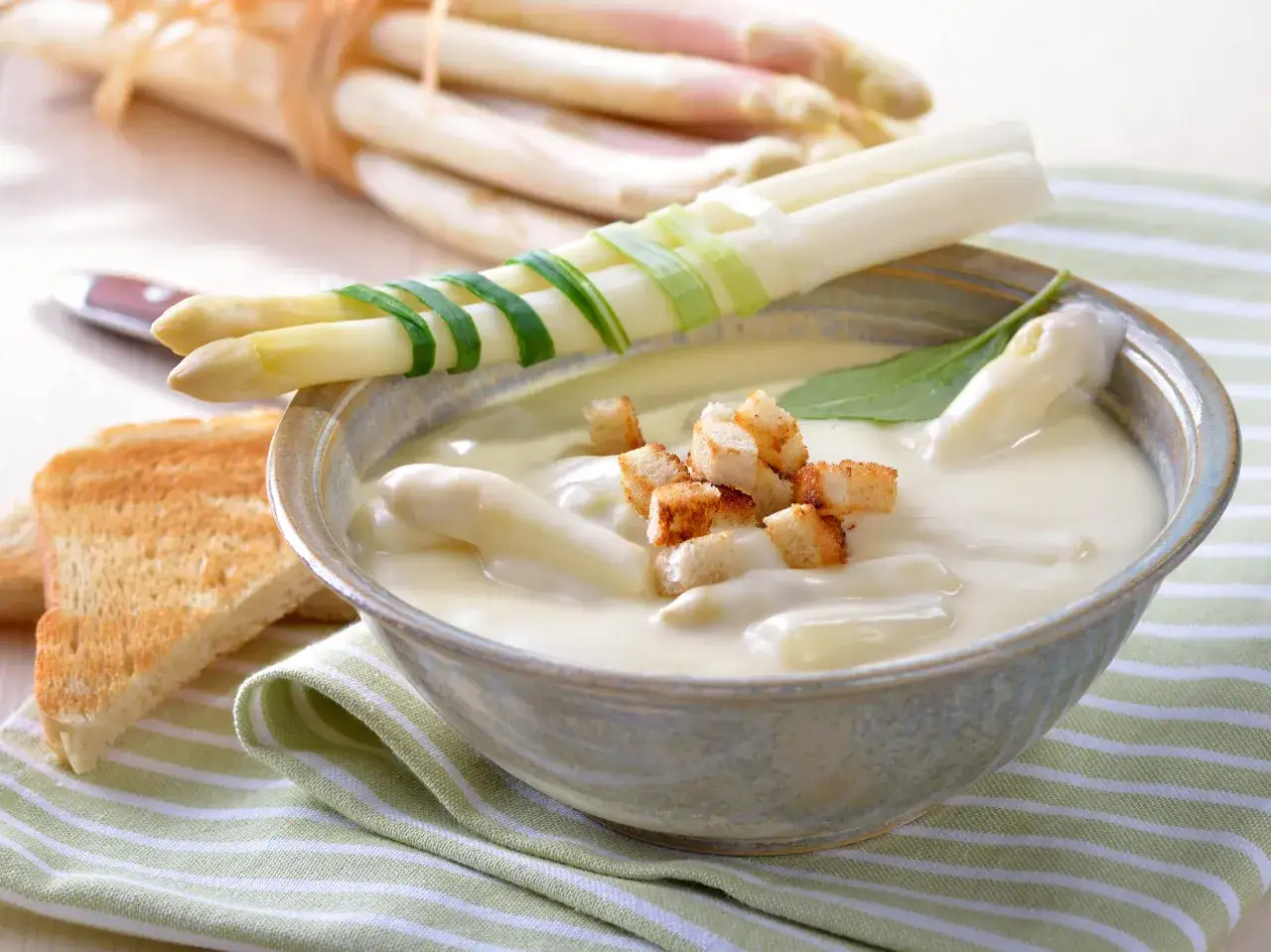 Jaka śmietana do pomidorowej? Wybierz i hartuj bez ważenia!