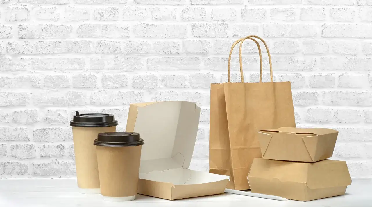 Kubeczki z kawą i pudełka na jedzenie, gotowe do zabrania. Idealne, gdy chcemy coś zjeść prosto z opakowania, jak na przykład podczas rodzinnej gry w Familiadę.