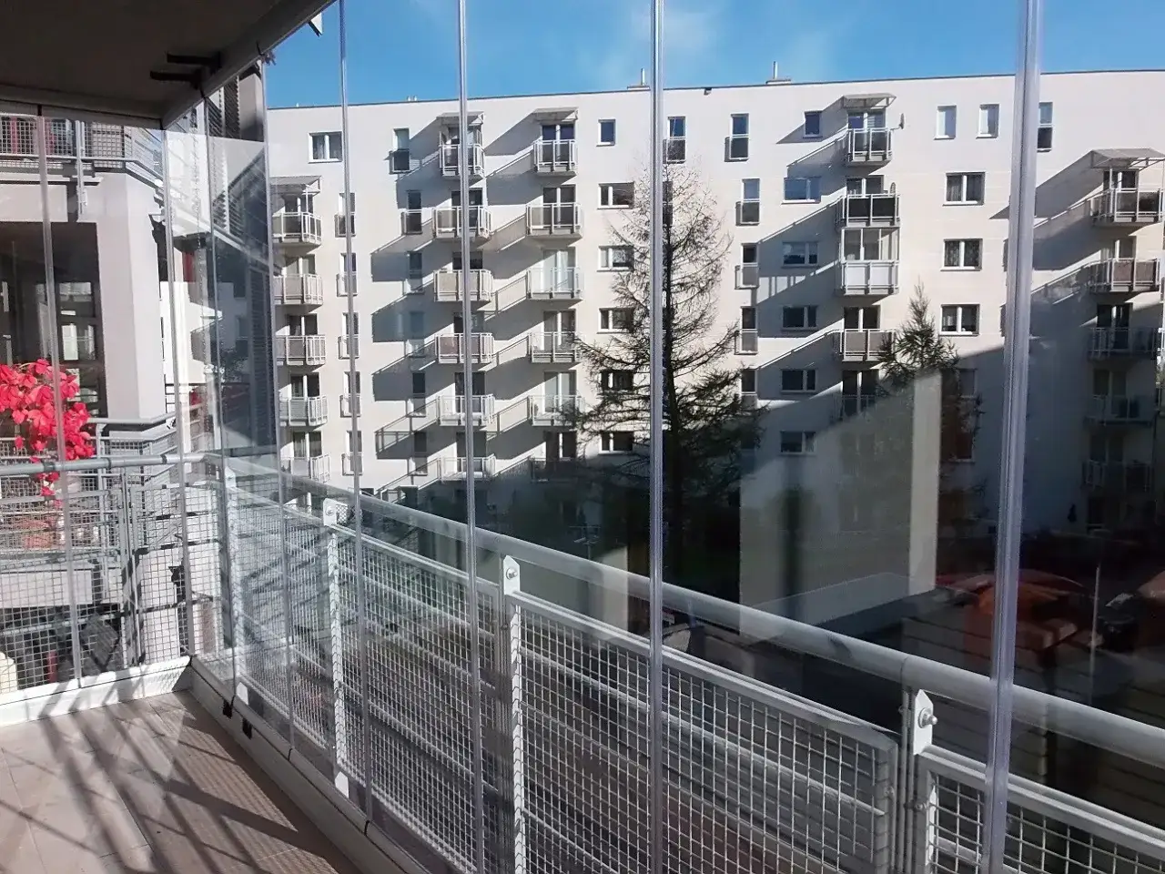 Ile kosztuje zabudowa balkonu w bloku? Przekonaj się, co wpływa na cenę