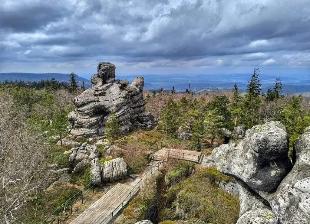 Jak zdobyć Szczeliniec Wielki i jaki widzok zobaczyć po drodze?
