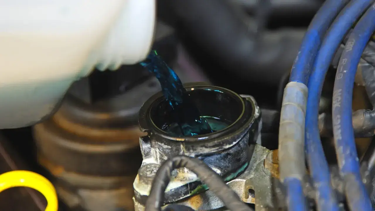 Klimaanlage Kühlflüssigkeit nachfüllen: So vermeiden Sie teure Schäden