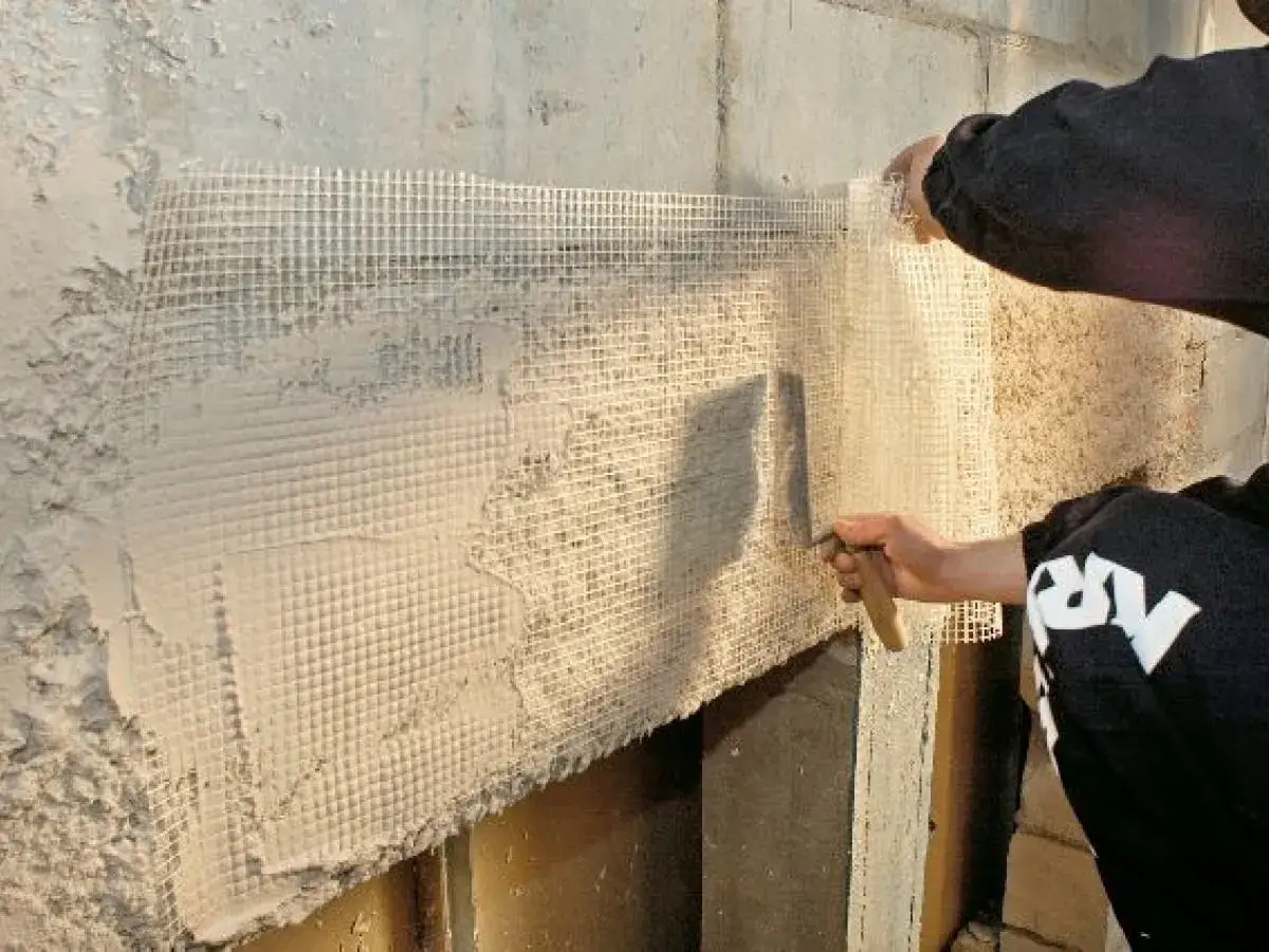 Jak położyć tynk na stary tynk i uniknąć typowych błędów