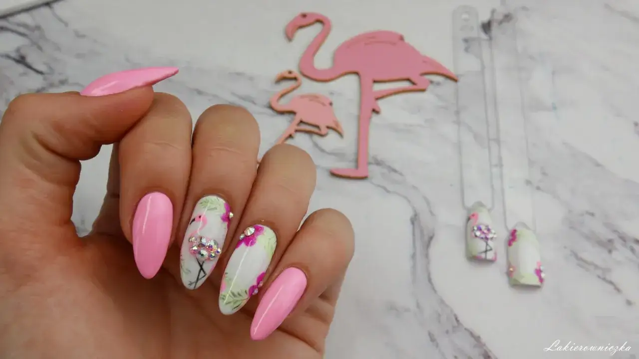 Jak aplikować cyrkonie na hybrydę: 5 prostych kroków dla pięknych paznokci