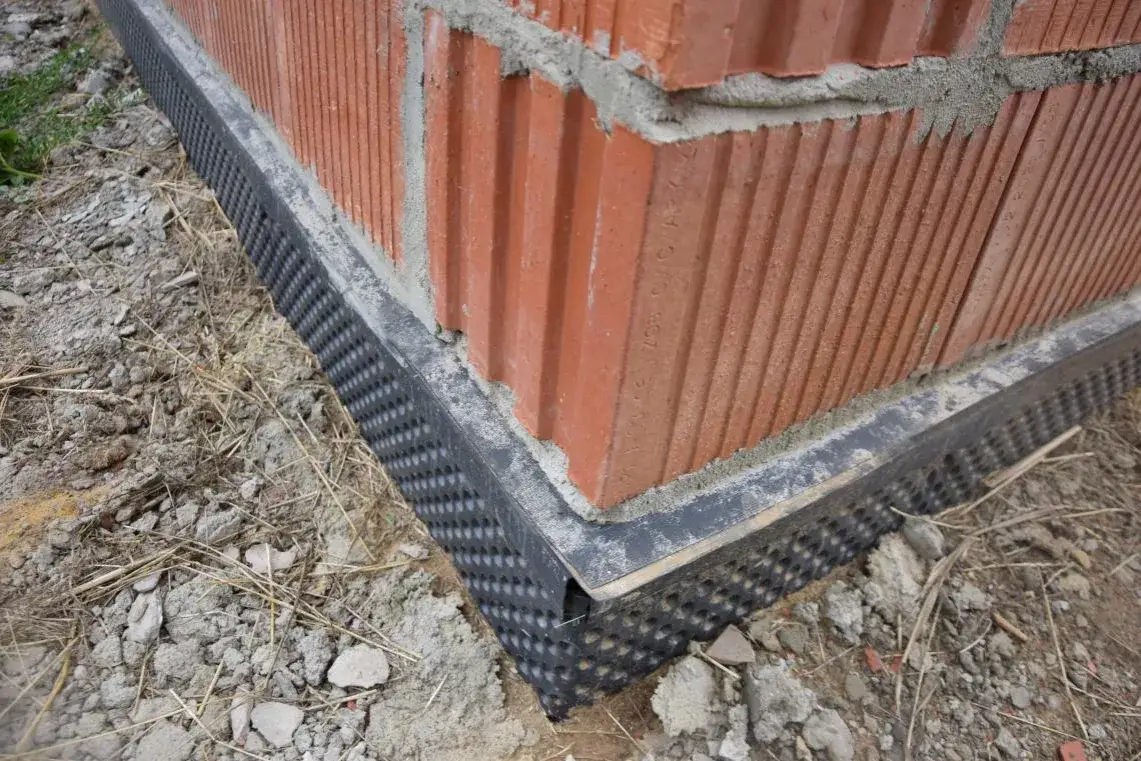 Jak położyć folię na fundament: 6 kroków do skutecznej izolacji