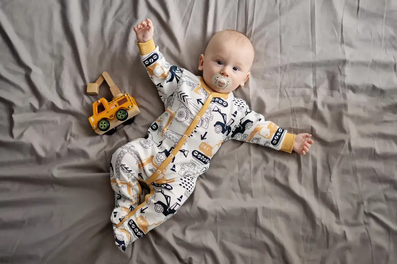 Najlepsze body niemowlęce na suwak - wygoda i bezpieczeństwo dla dziecka