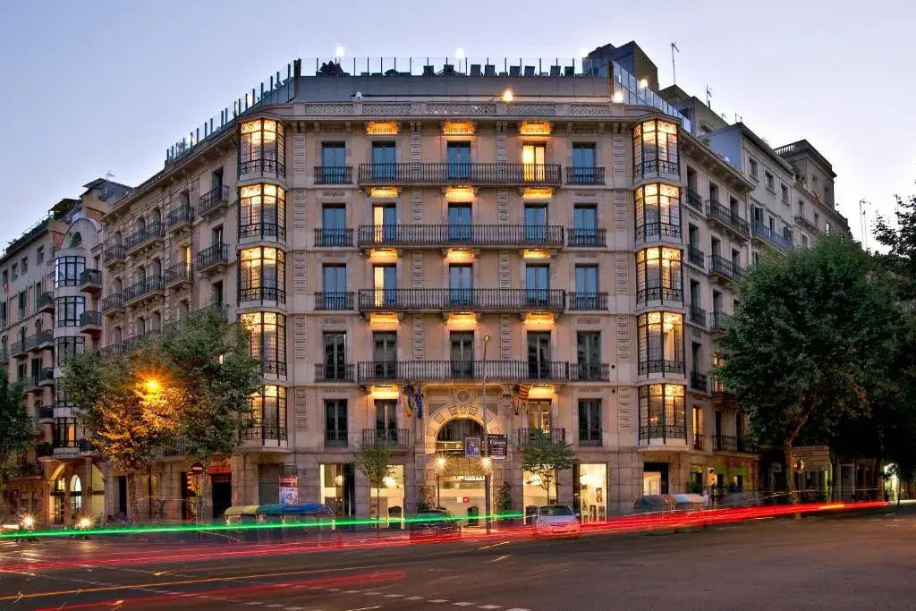 Axel Hotel Barcelona: Descubre tu oasis heterofriendly en el Gayxample