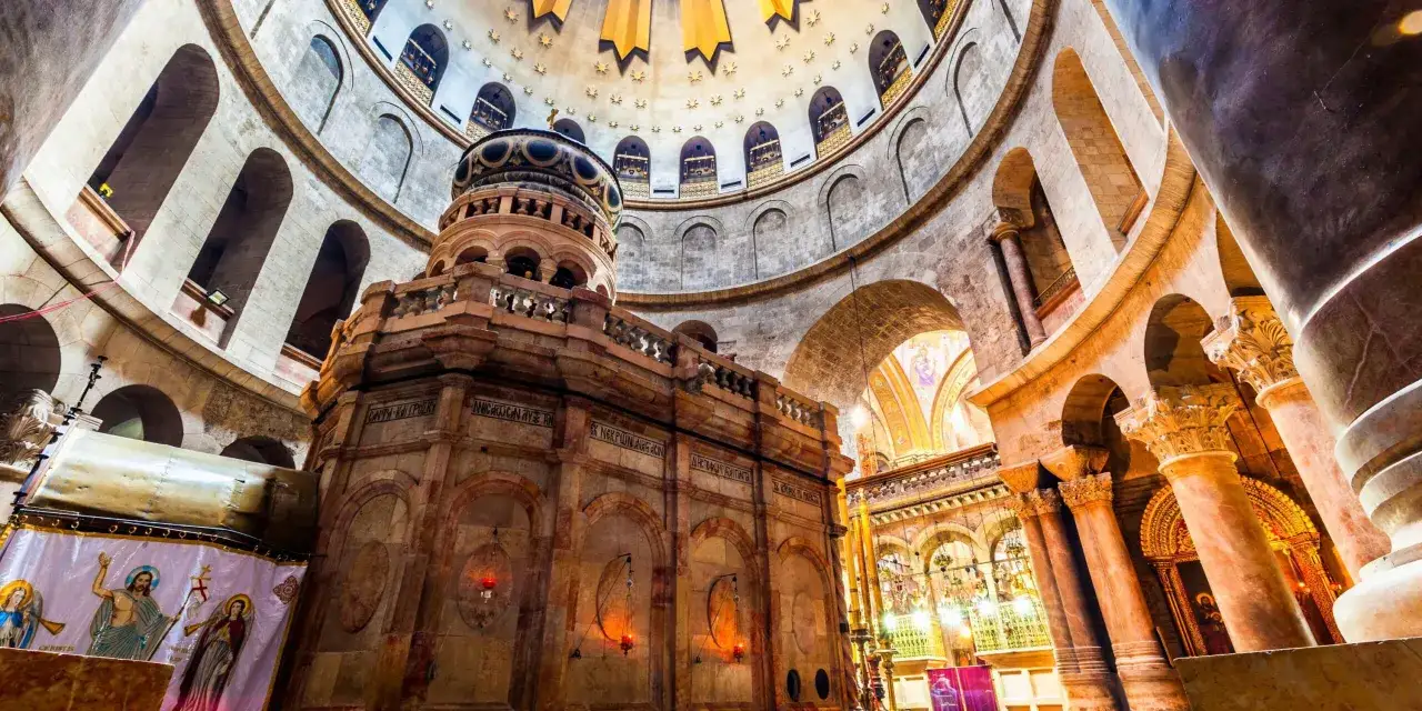 Wnętrze Bazyliki Grobu Świętego. Planujesz wyjazd do Ziemi Świętej w 2026? Sprawdź nasz poradnik cenowy!