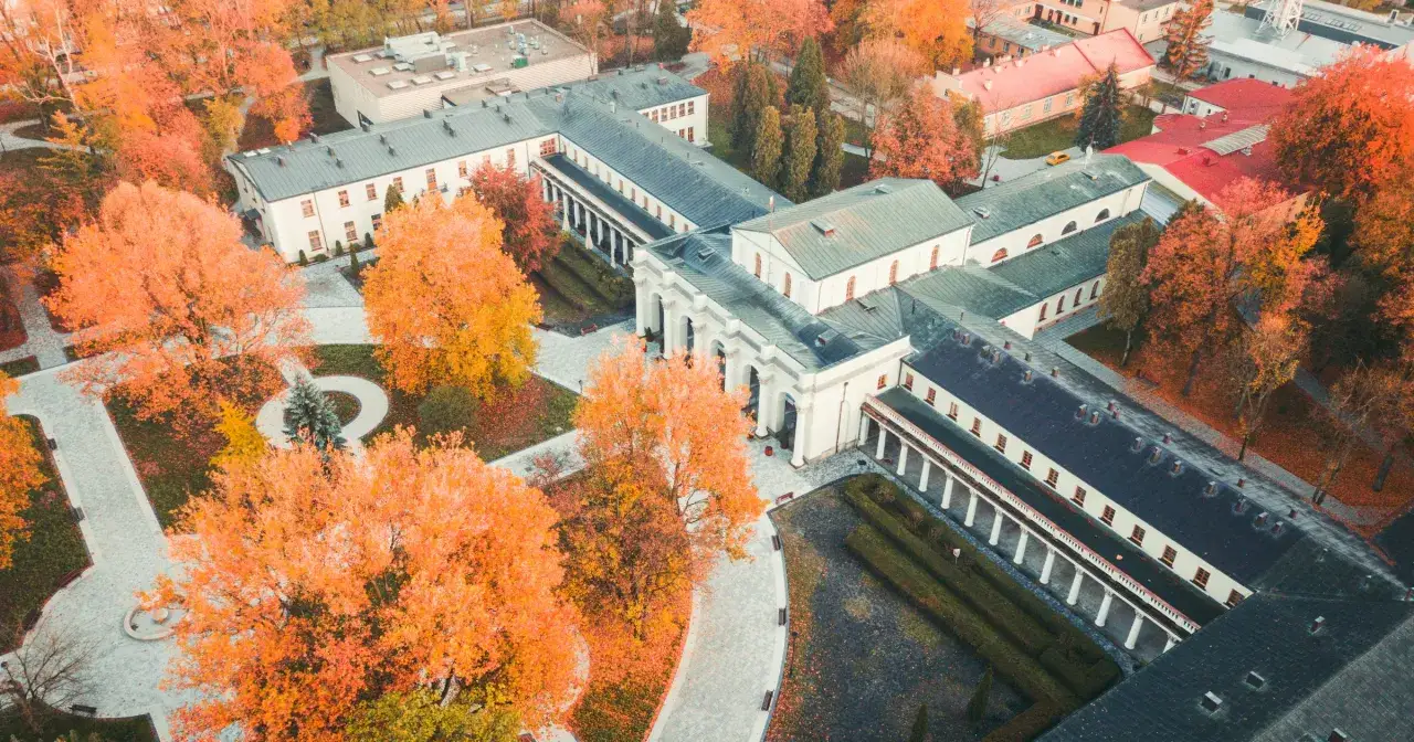 Jesienne barwy otulają sanatorium w Busku-Zdroju. Prywatny pobyt w tym urokliwym miejscu to idealny pomysł na relaks.