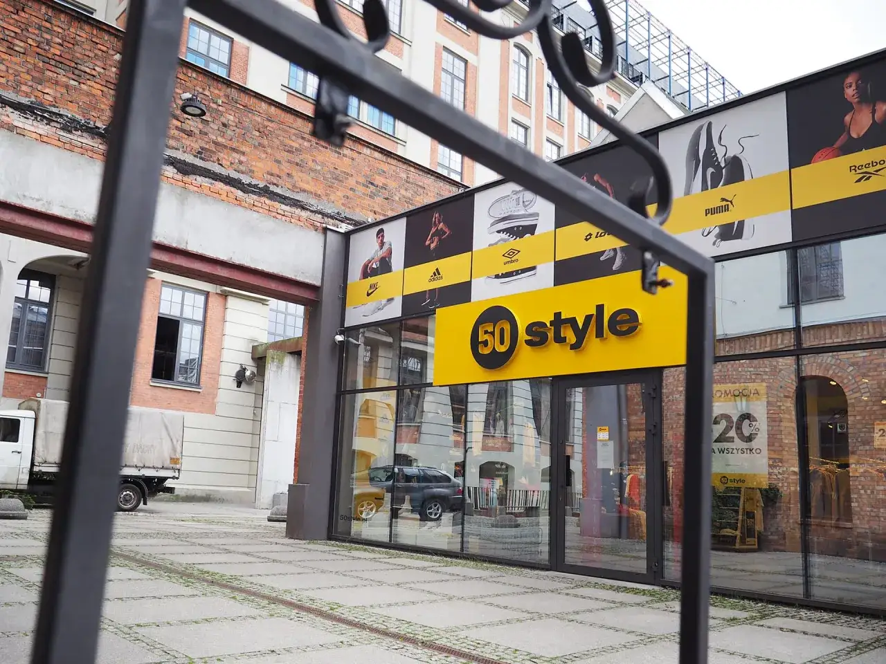 Sklep 50 style z butami i odzieżą sportową marek Nike, Adidas, Puma, Reebok. Czy 50 style jest legit? Tak, to znana sieć sklepów.