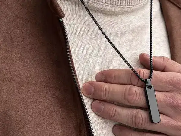 Jak nosić naszyjnik męski – najlepsze sposoby na stylowe dopasowanie