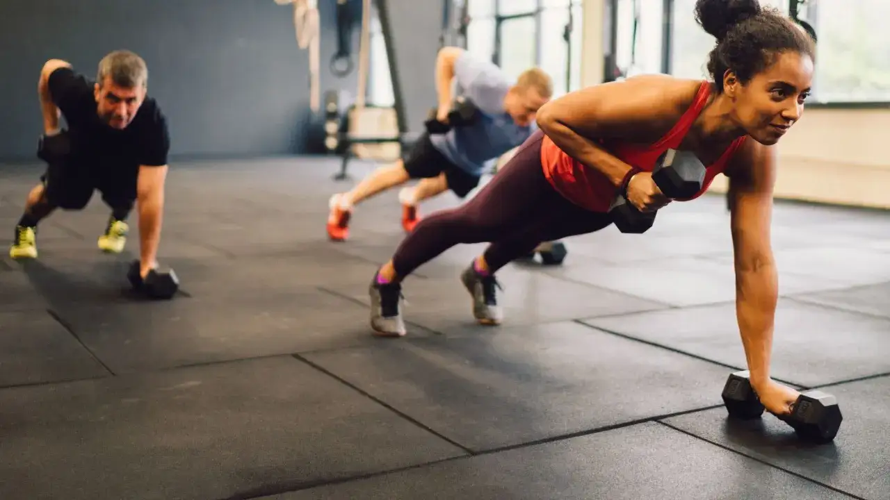 Ile trwa trening crossfit? Poznaj szczegóły i uniknij błędów