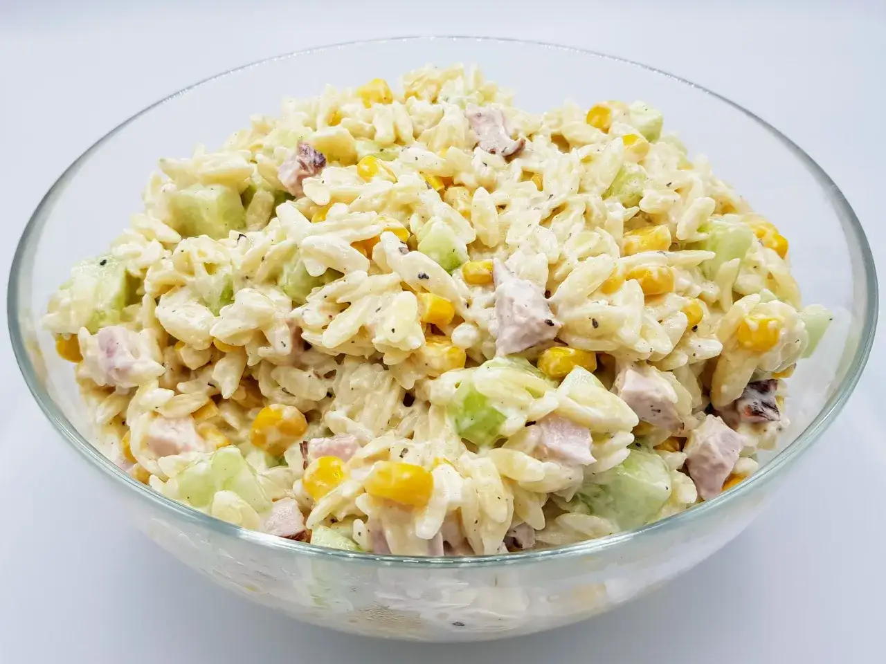 Sałatka z makaronem orzo: Przepisy, triki i jak uniknąć wpadek!