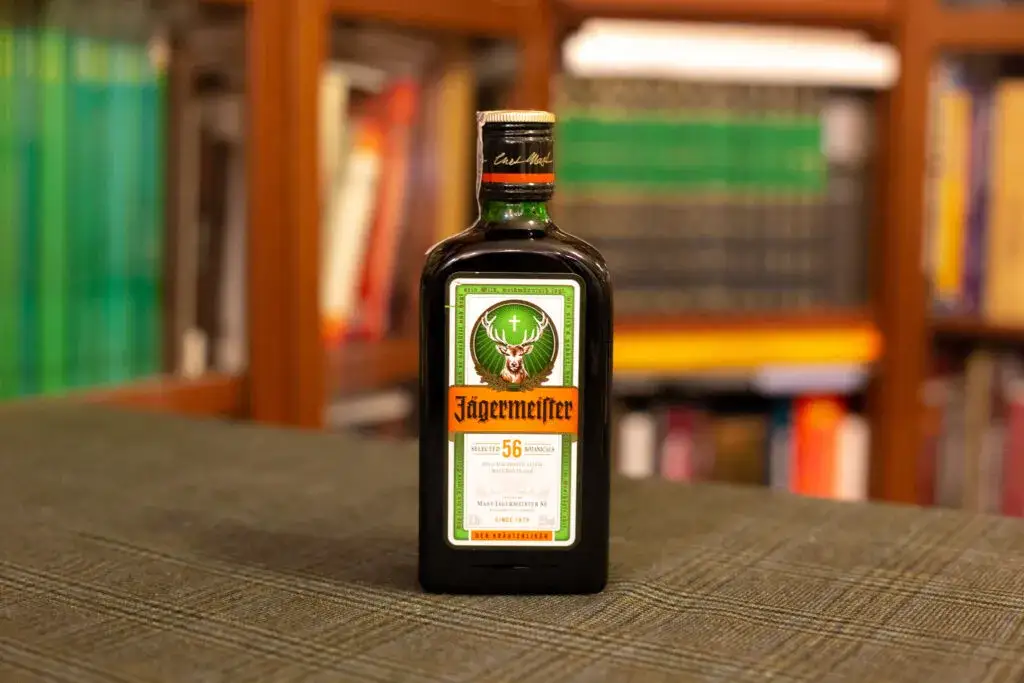 Czy Jägermeister to whisky? Rozwiewamy mity o tym likierze!