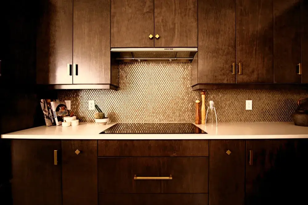 Jakie kolory ścian idealnie pasują do brązowych mebli w kuchni?