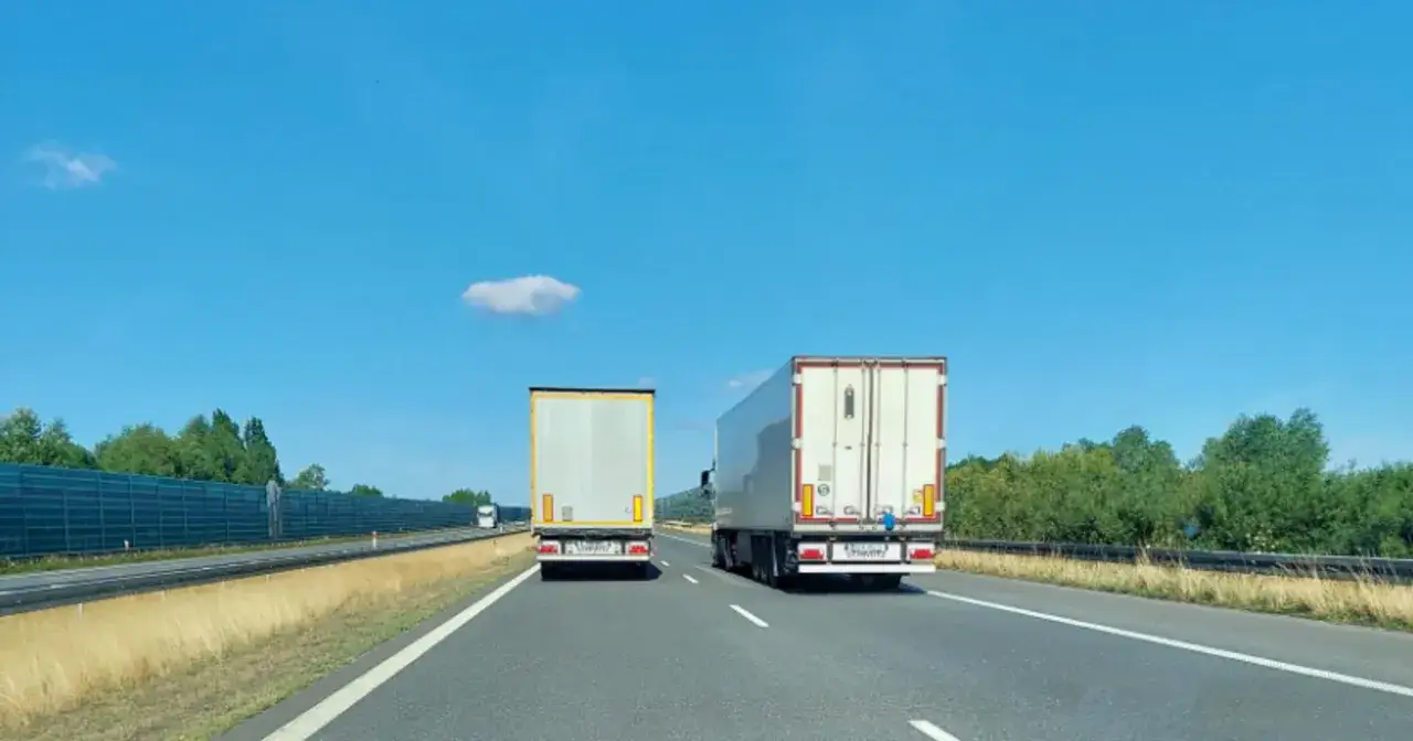 Zakaz wyprzedzania ciężarówek: zasady, wyjątki, kary i zmiany 2026