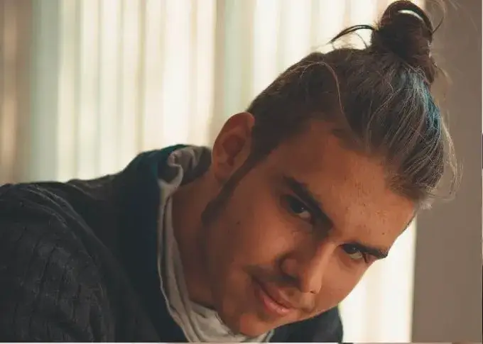 Proste sposoby jak układać włosy męskie - porady krok po kroku