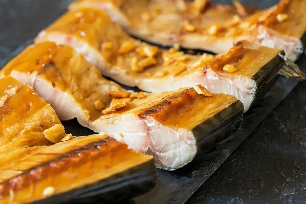 Jak przewieźć ryby wędzone znad morza i uniknąć ich zepsucia