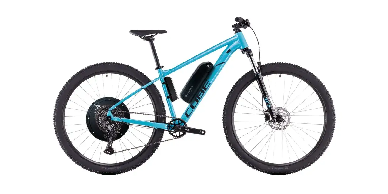 Niebieski rower elektryczny Cube z mocnym silnikiem 2000W i baterią Reactor. Gotowy na każdą trasę!