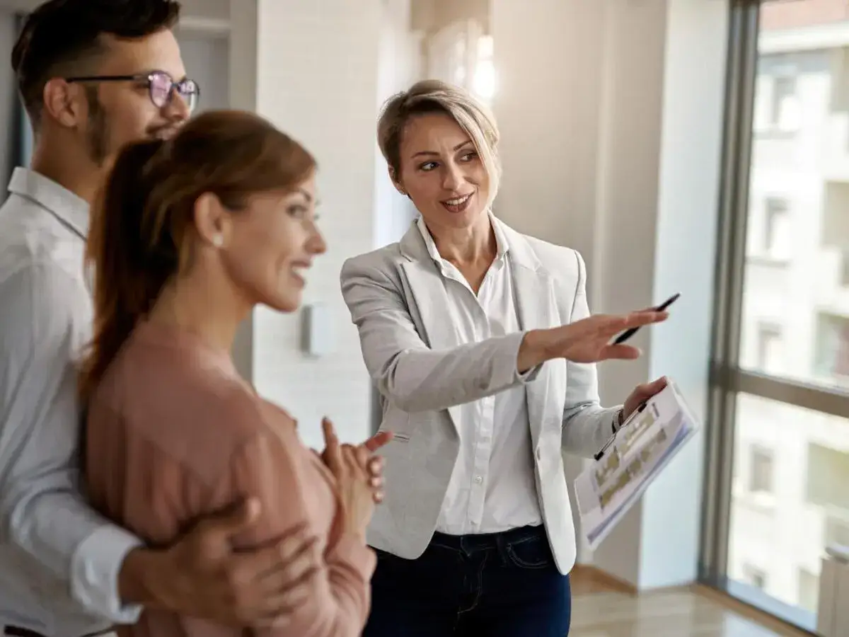 Kto płaci agencji za wynajem mieszkania? Poznaj swoje prawa!