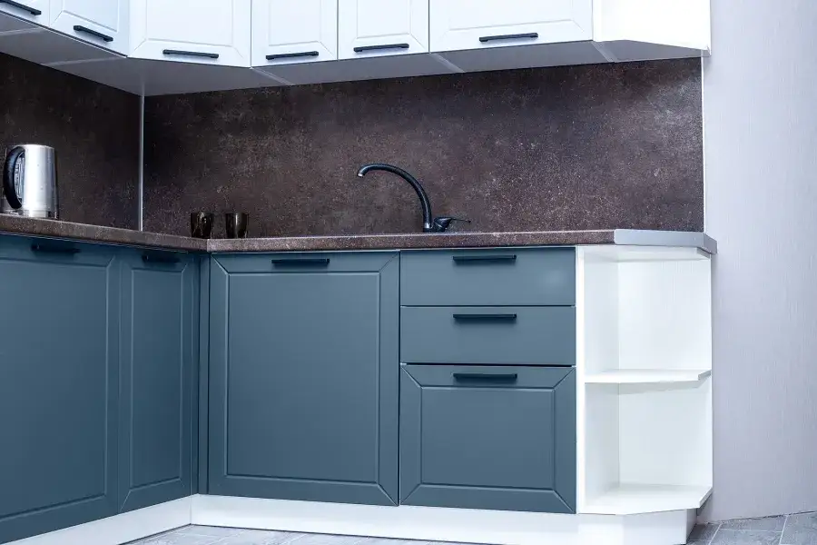 Jaka farba do szafek kuchennych, aby uniknąć zniszczeń i plam?