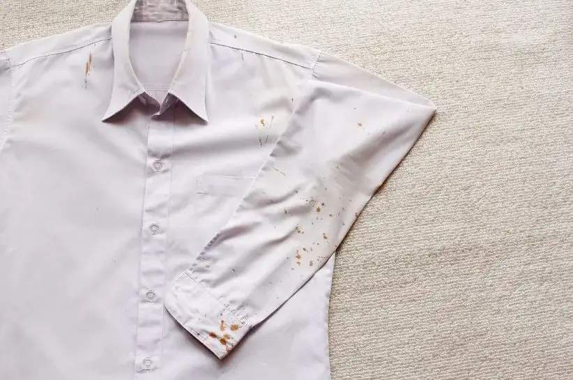 Skuteczne sposoby na usunięcie rdzy z białej bluzki bez uszkodzeń