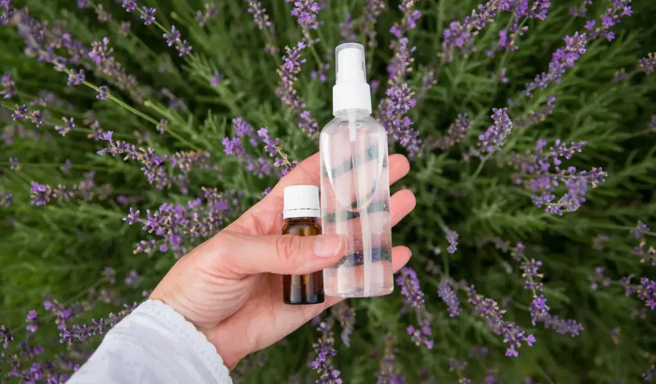 Jak zrobić perfumy z olejków eterycznych – proste przepisy i porady