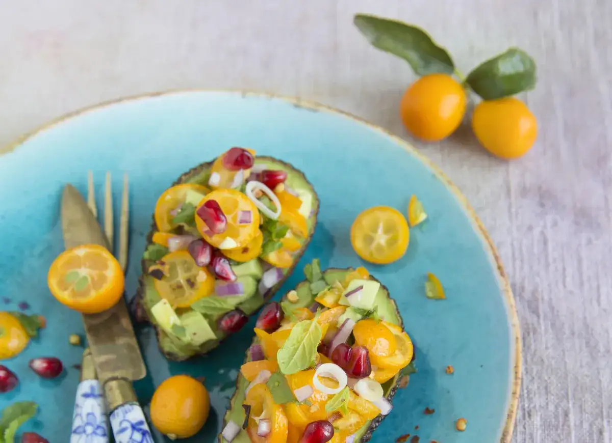 Sałatka z awokado: 5 przepisów, triki na dojrzałość i idealny sos