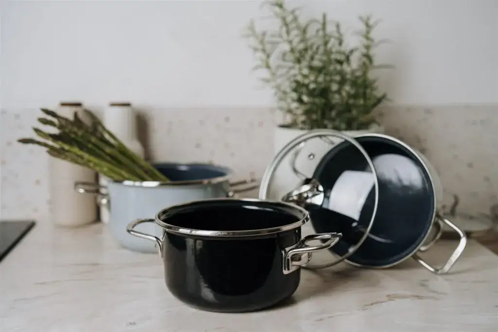 Czy garnek emaliowany można wsadzić do piekarnika bez ryzyka uszkodzenia?