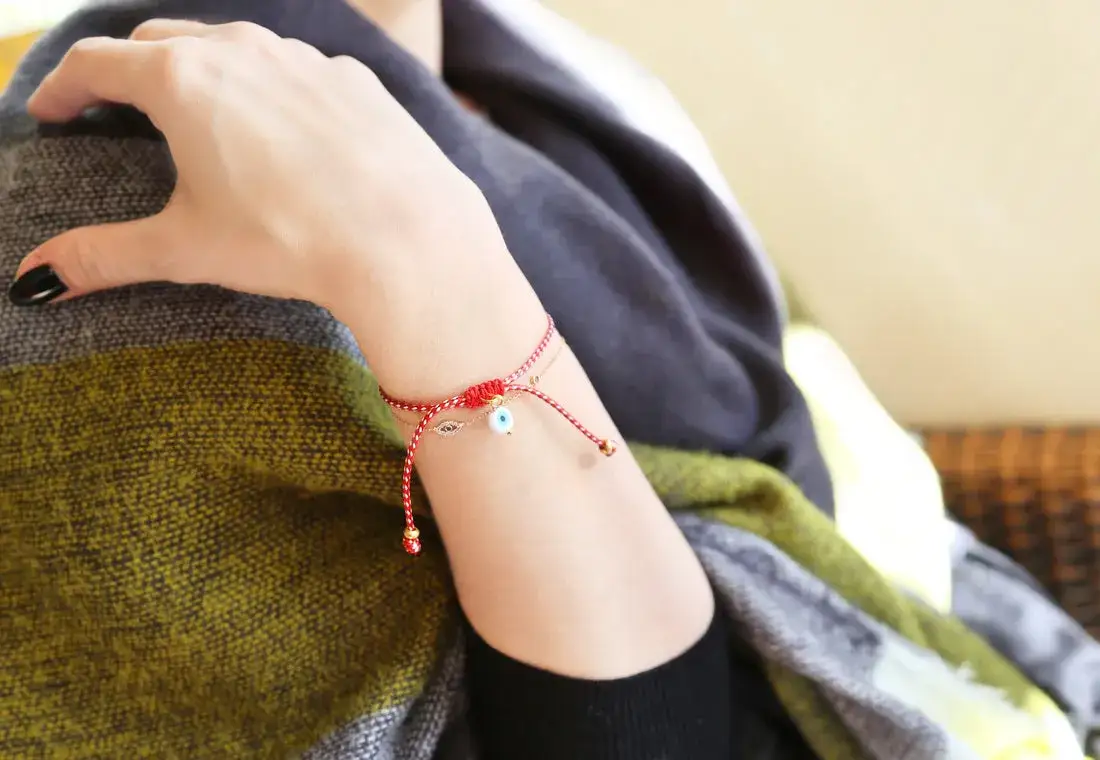 Na której ręce nosić bransoletkę z kamieni, aby przyciągnąć energię?