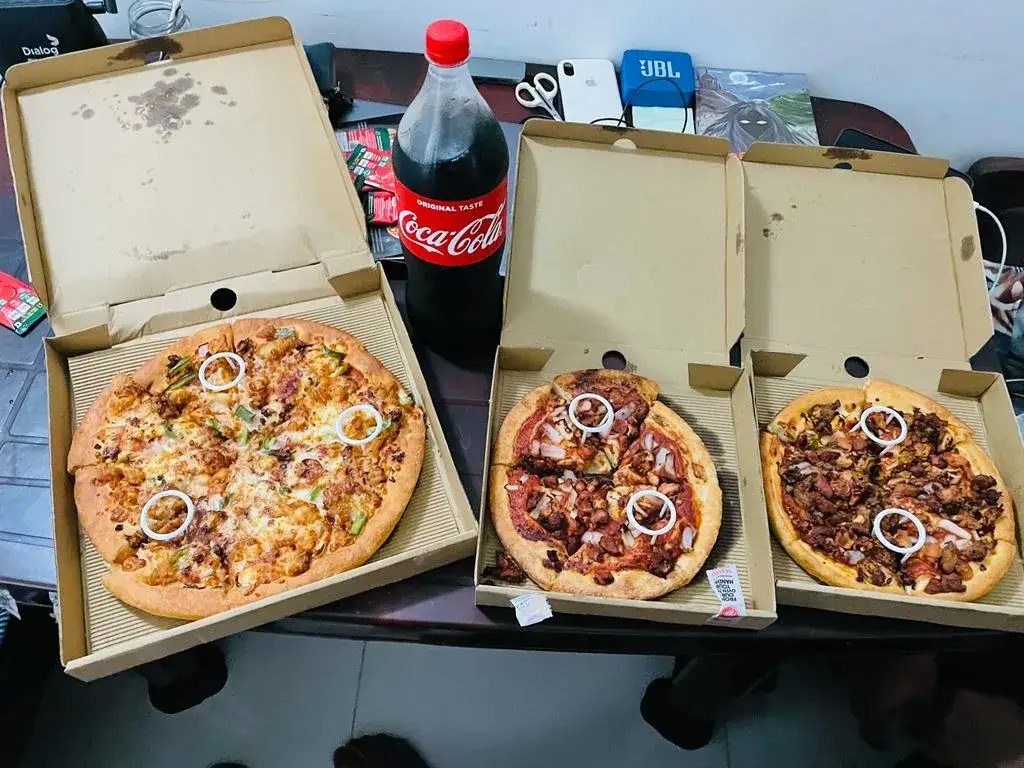 Duża pizza Pizza Hut (35 cm): Jak zamówić mądrze i nie przepłacić?