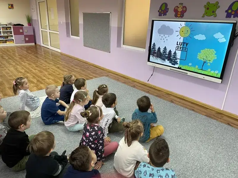 Zajęcia z tablicą interaktywną w przedszkolu: Praktyczne inspiracje