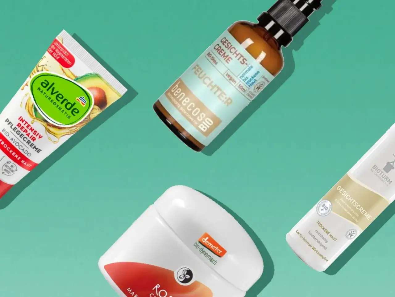 Mehrere Tiegel und Flaschen mit Gesichtscremes für trockene Haut, darunter Alverde, Benecos und Bioturm.